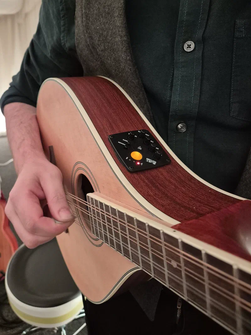 Tom's hands on the guitar