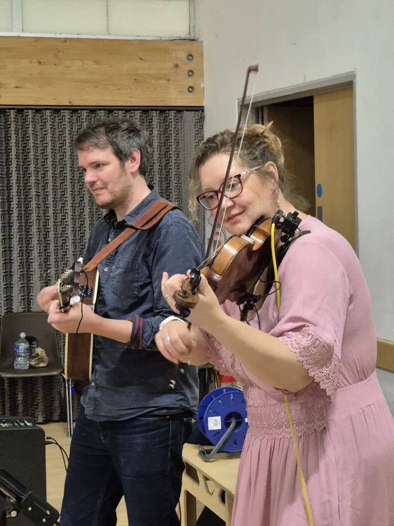 Tom on bouzouki and Sarah on fiddle, mid-tune